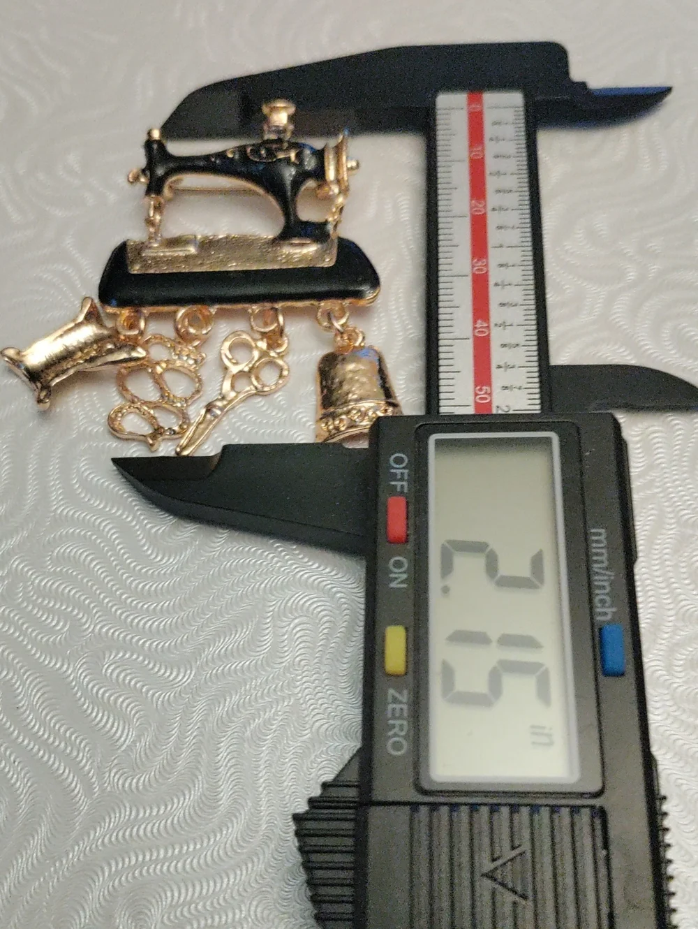 Vintage Style Sewing Machine Charm Brooch - Black and Gold